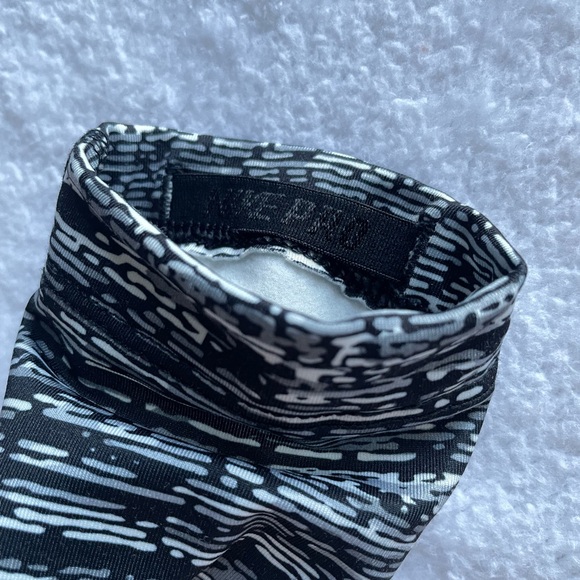 Nike Pro half zip for cold weather - dri-fit - ladies fitted cut size Small - Picture 3 of 4